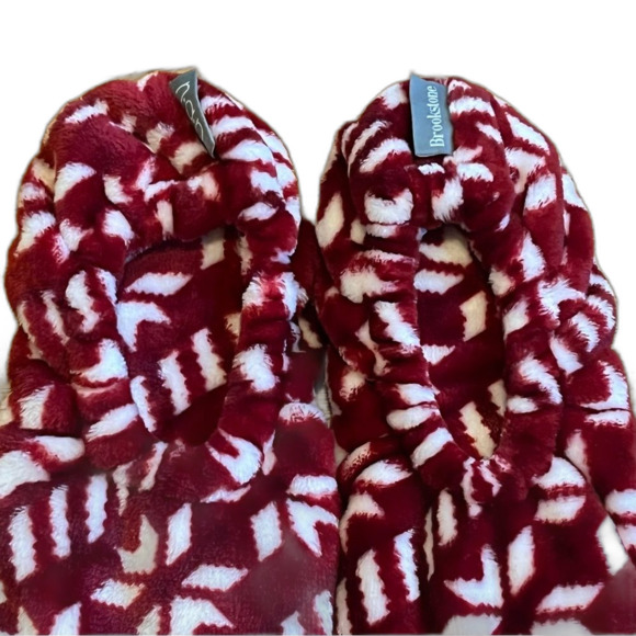 Brookstone Plush Red White Snowflake Slippers One Size - Picture 3 of 11